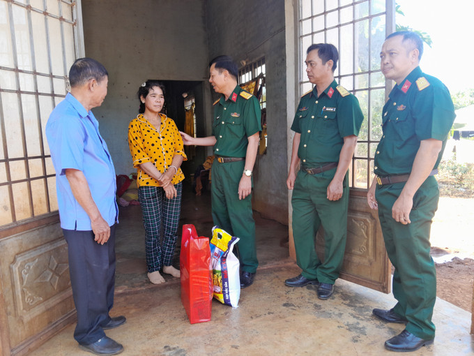 Lãnh đạo Đoàn Kinh tế - Quốc phòng 778 tham và tặng quà Tết cho người dân tại Tiểu khu 119.