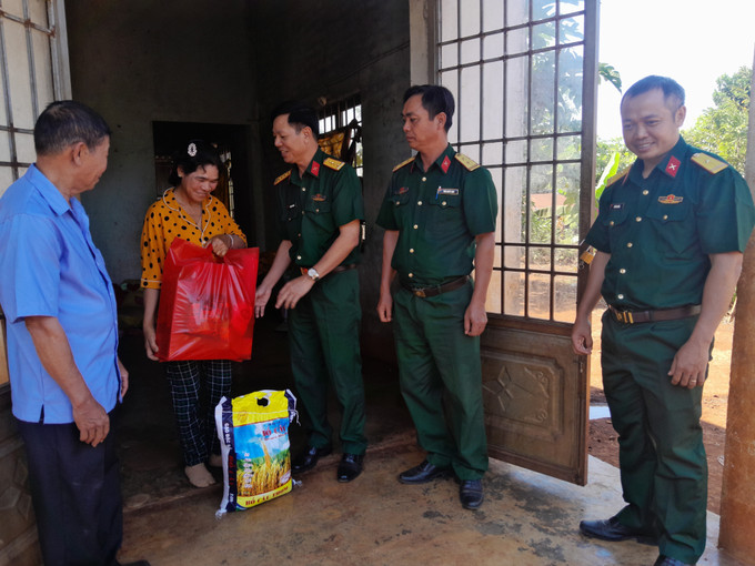 Lãnh đạo Đoàn Kinh tế-Quốc phòng 778 tham và tặng quà Tết cho người dân tại Tiểu khu 119.