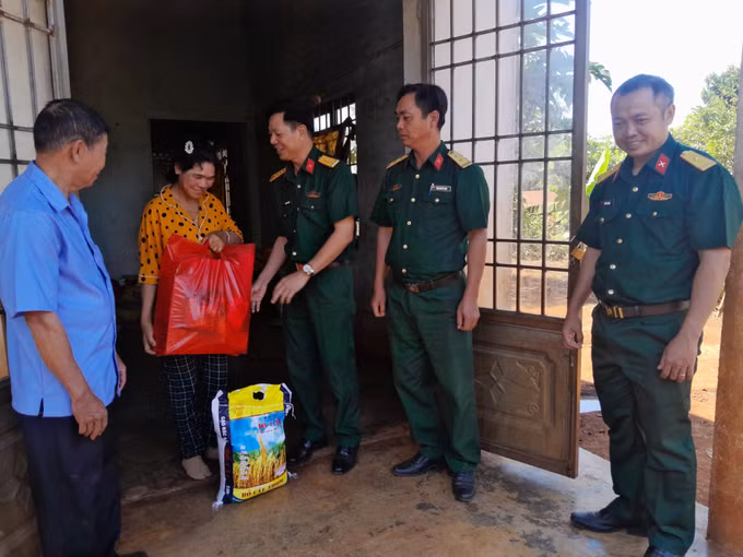 Lãnh đạo Đoàn Kinh tế-Quốc phòng 778 tham và tặng quà Tết cho người dân tại Tiểu khu 119.