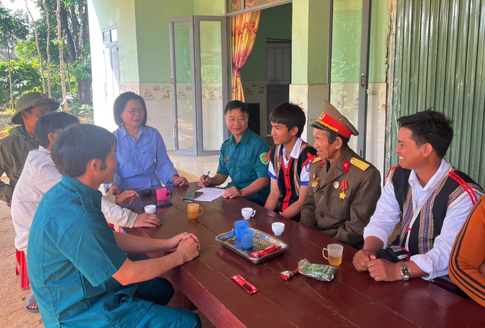 Chính quyền địa phương đến thăm hỏi, động viên gia đình nam thanh niên Puih Nhiên, làng Bẹk, xã Ia Grai, tỉnh Gia La trước khi lên đường tham gia nghĩa vụ quân sự năm 2026. Ảnh: Hồng Điệp - TTXVN