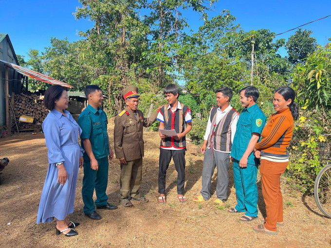 Chính quyền địa phương đến thăm hỏi, động viên nam thanh niên Puih Nhiên, làng Bẹk, xã Ia Grai, tỉnh Gia Lai tự nguyện viết đơn tình nguyện tham gia nghĩa vụ quân sự năm 2026.