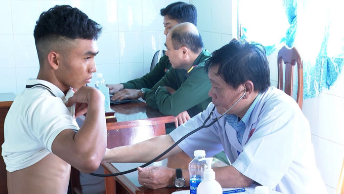 Khám sức khỏe cho thanh niên thực hiện nghĩa vụ quân sự.