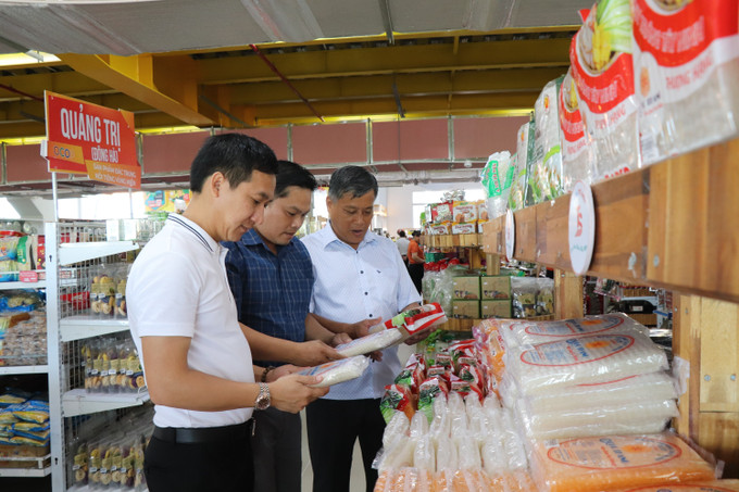 Gian hàng đặc sản vùng miền thu hút du khách tham quan, mua sắm tại Trung tâm nông nghiệp và đặc sản Việt Nam ở An Giang.