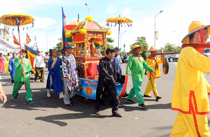 Đoàn rước diễu hành qua các tuyến đường trung tâm Phan Thiết.