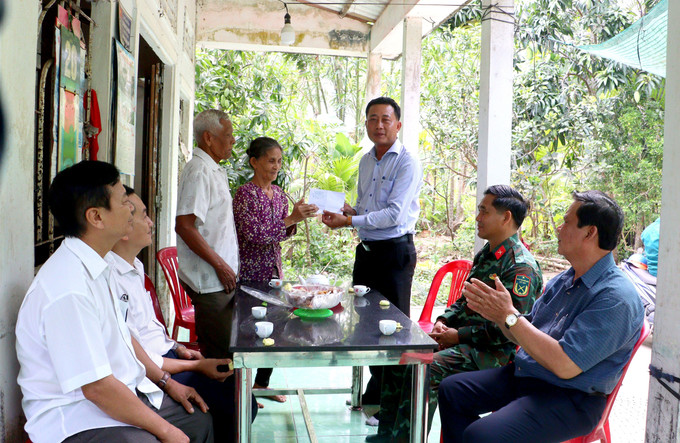 Tặng quà cho gia đình chính sách tại xã Trà Côn, huyện Trà Ôn, tỉnh Vĩnh Long. dong-bao-khmer-tinh-vinh-long-25202a1.jpg