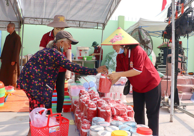 Phiên chợ 0 đồng mang những món quà thiết thưc cho các hộ nghèo đồng bào Khmer ở xã Trà Côn, huyện Trà Ôn. dong-bao-khmer-tinh-vinh-long-252025a2.jpg