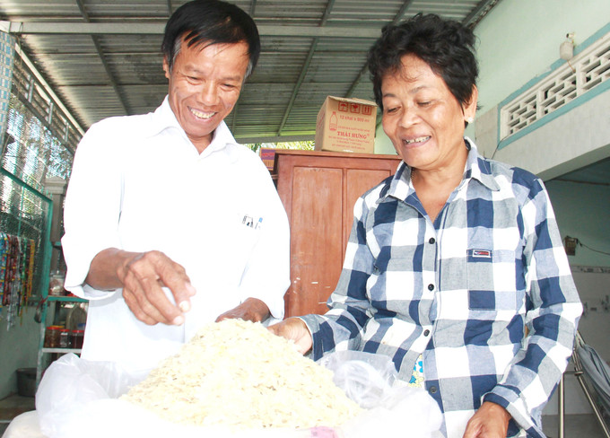 Gia đình ông Kiên Sô Thanh, xã Đông Bình, thị xã Bình Minh, tỉnh Vĩnh Long phát triển kinh tế từ nghề làm cốm dẹp. dong-bao-khmer-tinh-vinh-long-252025a4.jpg