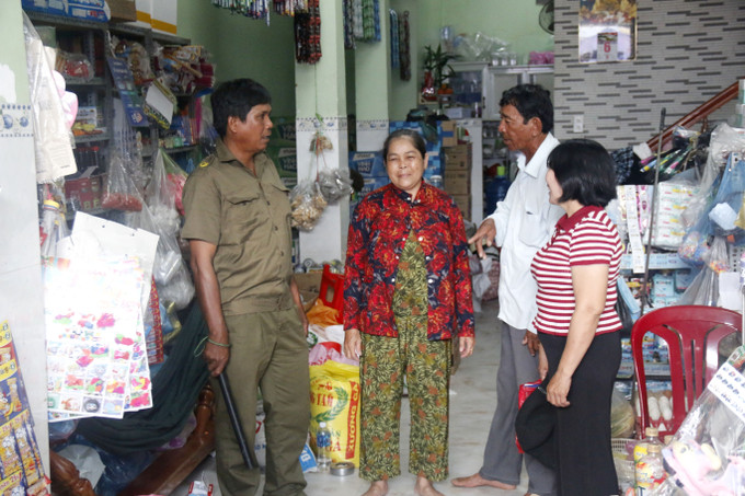 Thành viên tổ bầu cử ở thôn Bình Đức, xã Bắc Bình, tỉnh Lâm Đồng đến tận nhà tuyên truyền vận động người dân thực hiện quyền và nghĩa vụ bầu cử.