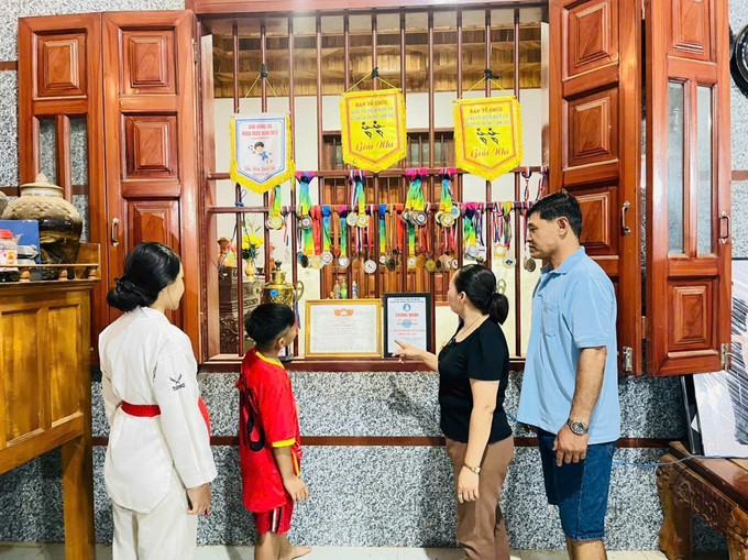 Vợ chồng anh Bùi Văn Miệt nhắc nhở các con cần giữ gìn môn thể thao truyền thống cảu dân tộc.