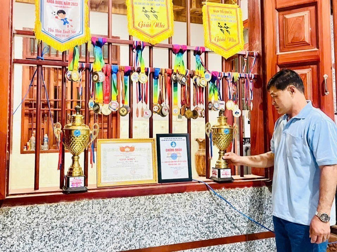 Anh Bùi Văn Miệt với bộ sưu tập thành tích các môn thể thao mang đậm bản sắc văn hóa dân tộc như: đẩy gậy, kéo co, bắn nỏ...