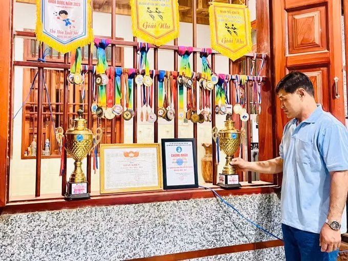 Anh Bùi Văn Miệt với bộ sưu tập thành tích các môn thể thao mang đậm bản sắc văn hóa dân tộc như: đẩy gậy, kéo co, bắn nỏ...