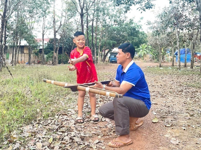 Anh Bùi Văn Miệt hướng dẫn con môn thể thao truyền thống.