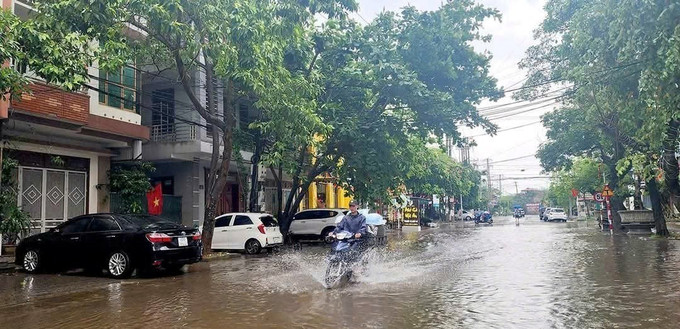 Mưa gây ngập một vài tuyến phố ở thành phố Tuyên Quang. Ảnh: TTXVN phát mua-lon-tuyen-quang.jpg
