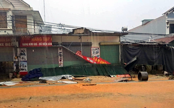 Nhiều ngôi nhà ở huyện Hàm Yên (Tuyên Quang) bị hư hỏng do mưa giông. Ảnh: TTXVN phát mua-lon-tuyen-quang-515.jpg