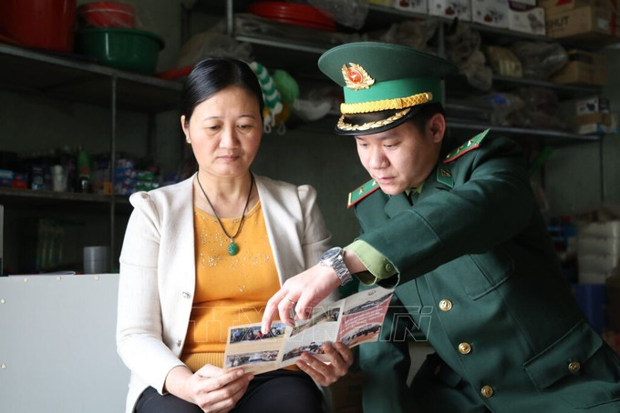 Cán bộ Đồn biên phòng Na Hình (Lạng Sơn) tuyên truyền nhân dân địa bàn về pháp luật biên giới, phòng chống xuất nhập cảnh trái phép. Ảnh tư liệu: Quang Duy/TTXVN