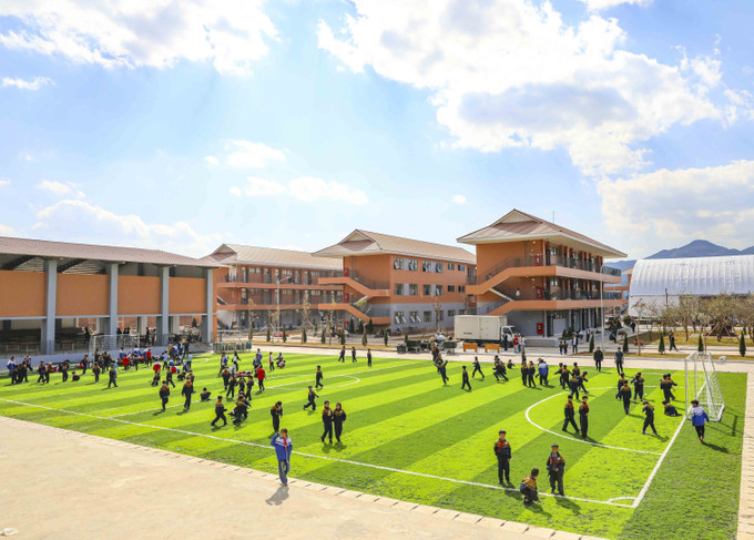 Tại Trường Phổ thông nội trú liên cấp Tiểu học và Trung học cơ sở Si Pa Phìn (Điện Biên), hệ thống sân chơi, bãi tập và các công trình phụ trợ được hoàn thiện, đáp ứng nhu cầu học tập, rèn luyện thể chất cho học sinh. Ảnh: Xuân Tư/TTXVN