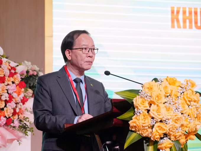 Giáo sư, Tiến sĩ Trần Minh Điển, Chủ tịch Hội Nhi khoa Việt Nam, Giám đốc Bệnh viện Nhi Trung ương phát biểu tại hội nghị.