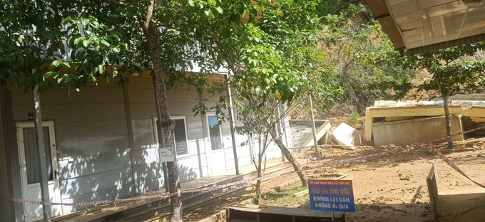 Khu nội trú Trương THCS Sơn Hà, xã Tam Lư thường xuyên bị đe dọa bởi nguy cơ sạt lở. Ảnh: Nguyễn Nam/TTXVN
