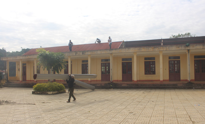 Tại Trường Tiểu học Yên Khương, nhà thầu đang gấp rút tháo dỡ, chuẩn bị mặt bằng cho việc xây dựng trường mới. Ảnh: Nguyễn Nam/TTXVN