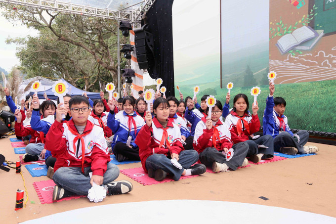 Các em học sinh tham gia Cuộc thi “Rung chuông vàng: Mộc Châu - miền đất diệu kỳ”.