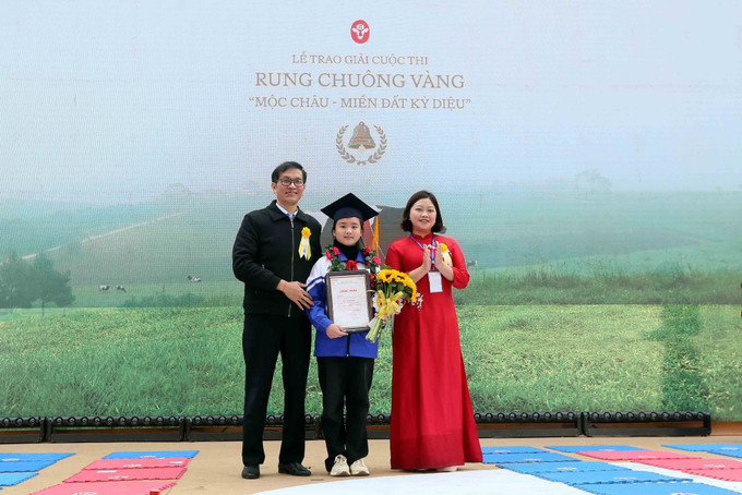 Trao giải Nhất cuộc thi “Rung chuông vàng: Mộc Châu - miền đất diệu kỳ”.