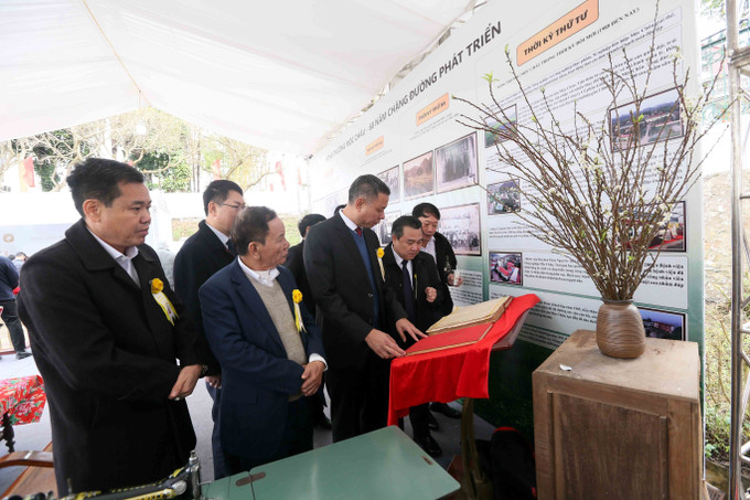 Đại biểu tham quan triển lãm “Nông trường Mộc Châu xưa và Ảnh đẹp Mộc Châu” tại Hội thi.