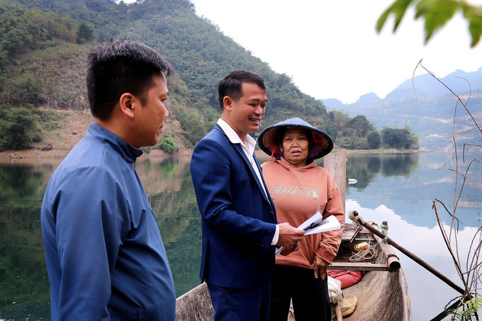 Cán bộ xã Đà Bắc đi tuyên truyền, vận động người dân đi bầu cử tại lòng hồ sông Đà, khu vực Hiền Lương.