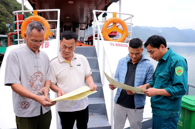 Cán bộ phường Tân Hòa tích cực đến các tàu, thuyền trên lòng hồ sông Đà để tuyên truyền về bầu cử.