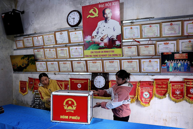 Cử tri điểm bầu cử Tú Lý, xã Đà Bắc kiểm tra hòm phiếu.