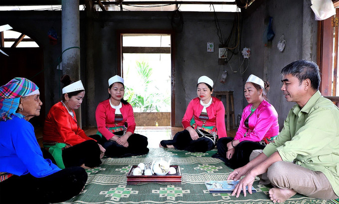 Đoàn cán bộ xã Thượng Cốc, tỉnh Phú Thọ đến từng nhà dân để tuyên truyền về bầu cử.