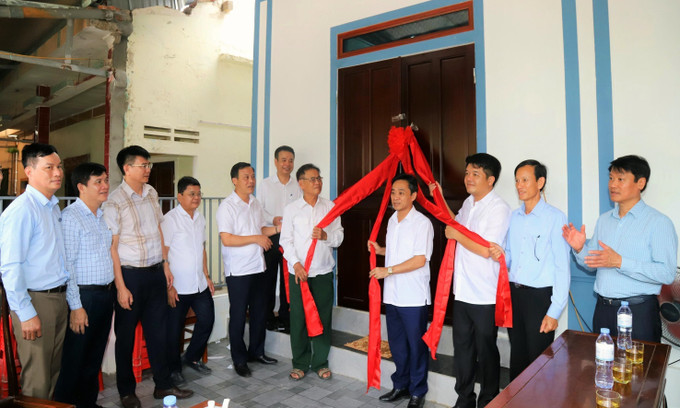 Ông Trần Thế Dũng, Phó Bí thư tỉnh ủy Hà Tĩnh, cùng lãnh đạo huyện Thạch Hà cắt băng khánh thành nhà ở cho hộ nghèo. Ảnh: Công Tường/TTXVN xoa-nha-tam-ha-tinh.jpg