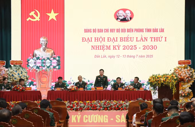 Đoàn Chủ tịch điều hành đại hội.