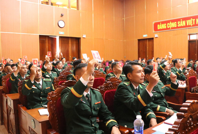 Đại biểu biểu quyết thông qua các nội dung trong chương trình đại hội. Đại biểu biểu quyết thông qua các nội dung trong chương trình đại hội.