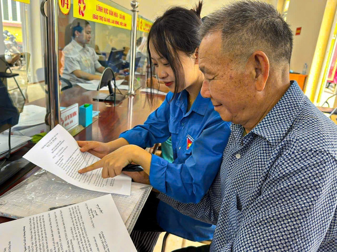 Lực lượng tình nguyện hỗ trợ người cao tuổi tiếp cận với các tiện ích số. Ảnh: TTXVN phát binh-dan-hoc-vu-so-3.jpg