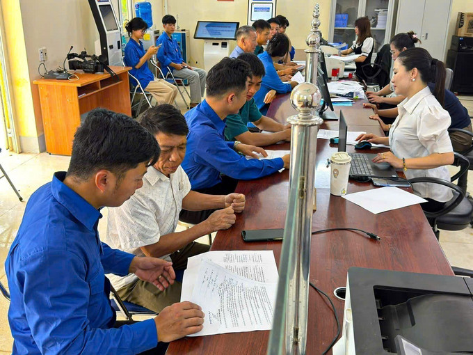Đoàn viên thanh niên trực tiếp xuống các xã, phường phối hợp với chính quyền cơ sở trong việc hỗ trợ người dân tiếp cận, sử dụng hiệu quả các dịch vụ công trực tuyến. Ảnh: TTXVN phát binh-dan-hoc-vu-so-1.jpg