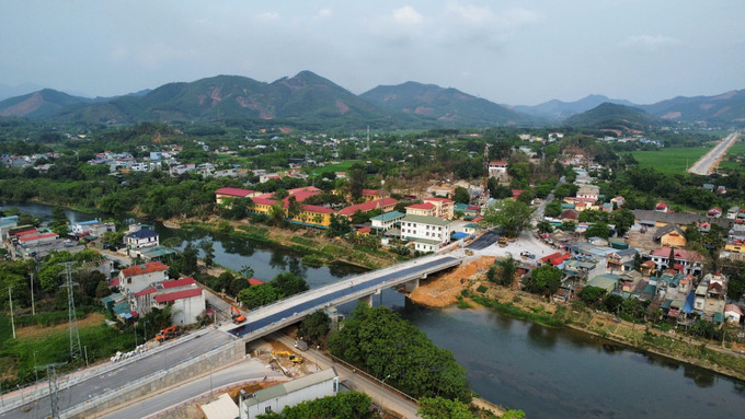 Hoàn thành cầu bắc qua sông Phó Đáy dài gần 130m, thuộc Dự án đầu tư xây dựng cầu và tuyến đường tránh xã Sơn Dương. Ảnh: Hoàng Hải/TTXVN tuyen-quang.jpg