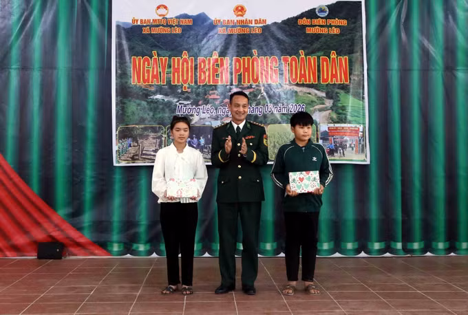 Đại diện Ban Chỉ huy Bộ đội Biên phòng tỉnh Sơn La trao quà cho 2 học sinh thuộc Chương trình “Nâng bước em tới trường, con nuôi Đồn Biên phòng”.