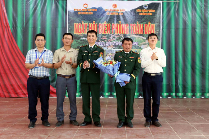 Đại diện lãnh đạo xã Mường Lèo tặng hoa chúc mừng cán bộ, chiến sĩ Đồng Biên phòng Mường Lèo nhân kỷ niệm 67 năm ngày truyền thống Bộ đội Biên phòng Việt Nam (3/3/1959 - 3/3/2026).