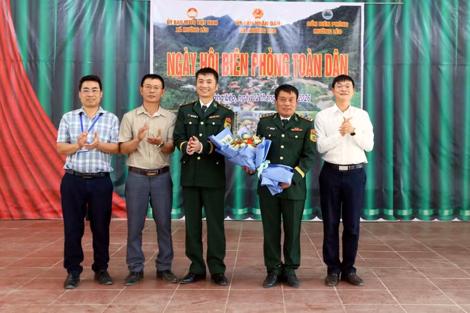 Đại diện lãnh đạo xã Mường Lèo tặng hoa chúc mừng cán bộ, chiến sĩ Đồng Biên phòng Mường Lèo nhân kỷ niệm 67 năm ngày truyền thống Bộ đội Biên phòng Việt Nam (3/3/1959 - 3/3/2026).
