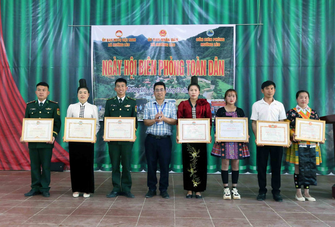 Tặng Giấy khen của Chủ tịch Ủy ban nhân dân xã Mường Lèo cho tập thể và các cá nhân.