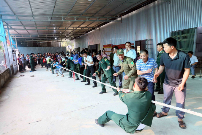 Thi đấu kéo co tại Ngày hội.