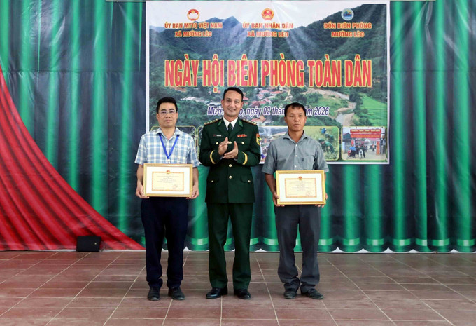 Đại diện Ban Chỉ huy Bộ đội Biên phòng tỉnh Sơn La trao tặng Giấy khen cho tập thể và cá nhân.