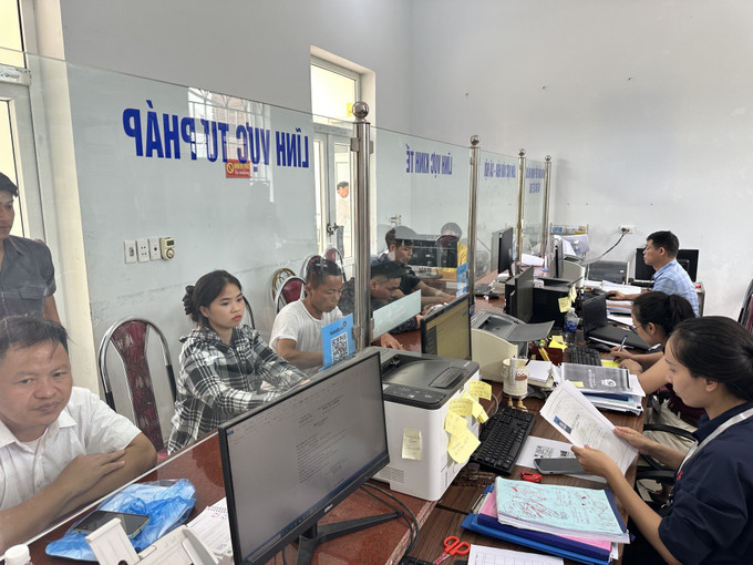 Cán bộ xã Đạo Trù giải quyết thủ tục hành chính cho người dân. Cán bộ xã Đạo Trù giải quyết thủ tục hành chính cho người dân.
