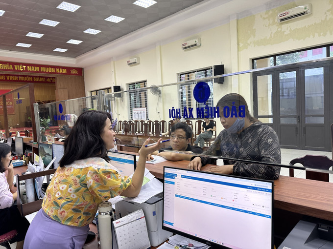 Người dân đến làm thủ tục hành chính tại phường Vĩnh Phúc, tỉnh Phú Thọ. Người dân đến làm thủ tục hành chính tại phường Vĩnh Phúc, tỉnh Phú Thọ.