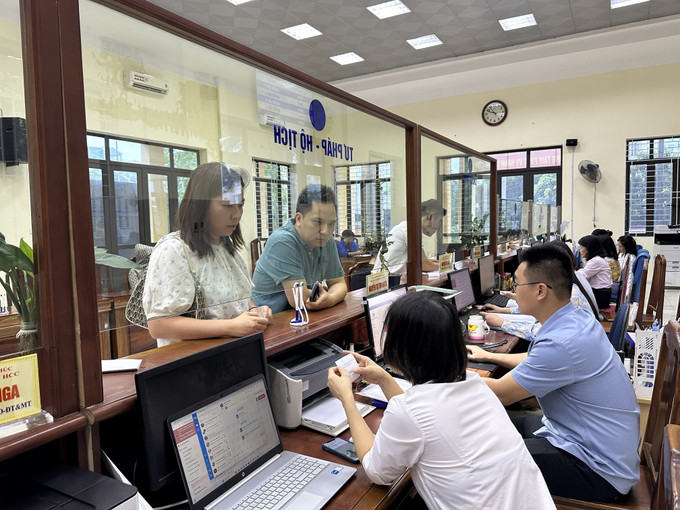 Cán bộ Trung tâm phục vụ hành chính công phường Vĩnh Phúc, tỉnh Phú Thọ giải quyết thủ tục hành chính cho người dân. chinh-quyen-dia-phuong-phu-tho-5.jpg