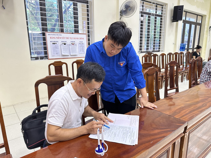 Đoàn viên thanh niên phường Vĩnh Phúc hướng dẫn người dân làm các thủ tục hành chính. Đoàn viên thanh niên phường Vĩnh Phúc hướng dẫn người dân làm các thủ tục hành chính.