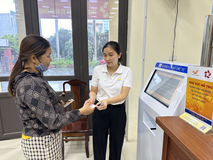 Cán bộ phường Vĩnh Phúc, tỉnh Phú Thọ hỗ trợ người dân đăng kí, lấy số khi làm thủ tục hành chính. Cán bộ phường Vĩnh Phúc, tỉnh Phú Thọ hỗ trợ người dân đăng kí, lấy số khi làm thủ tục hành chính.