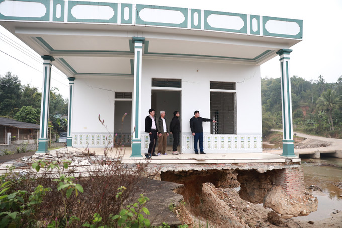 985 hộ dân bị thiệt hại sau thiên tai, được Phòng Giao dịch NHCSXH Thường Xuân (Thanh Hóa) giải ngân cho vay với số tiền hơn 69 tỷ đồng. Ảnh: Khiếu Tư/TTXVN