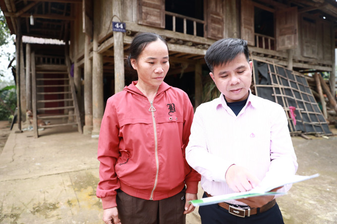 Cho vay khắc phục hậu quả thiên tai, Phòng Giao dịch NHCSXH Ngọc Lặc (Thanh Hóa) đã giải ngân hơn 18 tỷ đồng cho 204 hộ vay khôi phục sản xuất; 77 hộ vay xây dựng sửa chữa 154 công trình nước sách, vệ sinh. Ảnh: Khiếu Tư/TTXVN