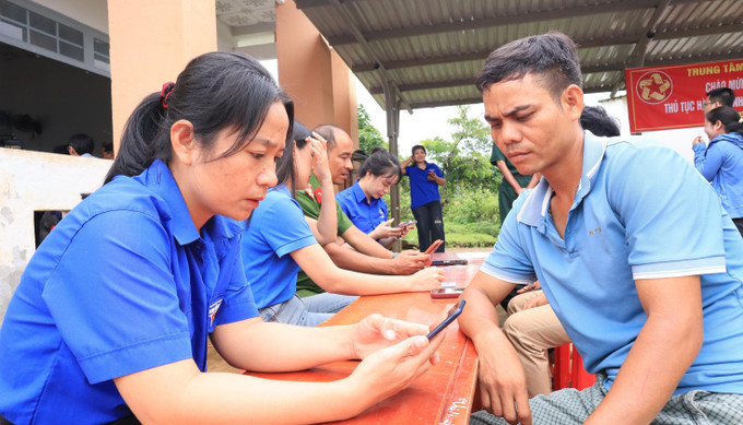 Người dân với mô hình giải quyết thủ tục hành chính lưu động tại xã Bù Đăng, tỉnh Đồng Nai. Người dân với mô hình giải quyết thủ tục hành chính lưu động tại xã Bù Đăng, tỉnh Đồng Nai.